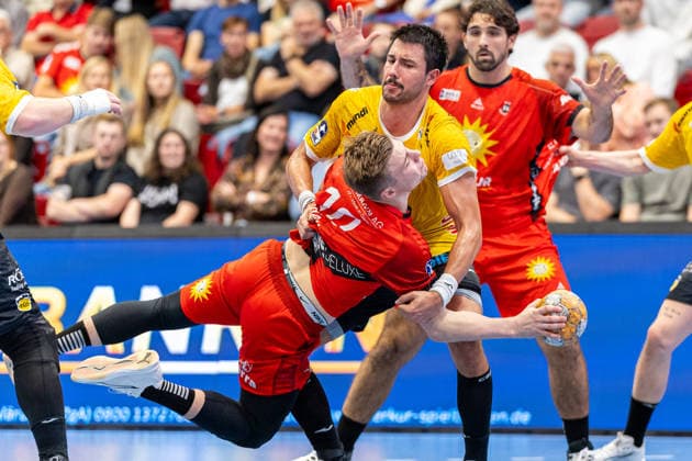 (L-R) Tjorven Sturhahn (TuS N-Luebbecke, 10) im Zweikampf mit Nejc Planinsek (HSC 2000 Coburg, 17) GER, TuS N-Luebbecke vs. HSC 2000 Coburg, Handball, 2. Bundesliga, 6. Spieltag, Spielzeit 2026 2027, 02.10.2026 GER, TuS N-Luebbecke vs. HSC 2000 Coburg, Handball, 2. Bundesliga, 6. Spieltag, Spielzeit 2026 2027, 02.10.2026 Luebbecke Copyright: xEibner-Pressefoto JanxRollingerx EP_JSK