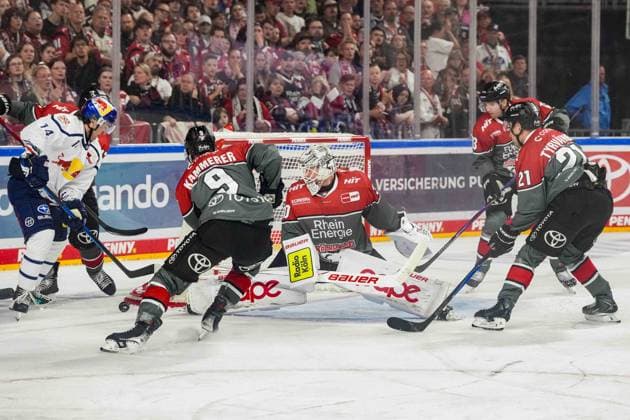 Eishockey Penny-DEL 5.Spieltag Kölner Haie - EHC Red Bull München am 02.10.2026 in der Lanxess Arena in Köln Viel Verkehr vor Janne Juvonen ( Köln ), mitte Gemäß den Vorgaben der DEL Deutsche Eishockey Liga ist die Publikation und Weiterverwertung der Aufnahmen in elektronischen Medien und Endgeräten aller Art während des laufenden Spiels nicht zulässig.