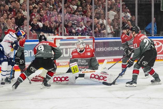 Eishockey Penny-DEL 5.Spieltag Kölner Haie - EHC Red Bull München am 02.10.2026 in der Lanxess Arena in Köln Viel Verkehr vor Janne Juvonen ( Köln ), mitte Gemäß den Vorgaben der DEL Deutsche Eishockey Liga ist die Publikation und Weiterverwertung der Aufnahmen in elektronischen Medien und Endgeräten aller Art während des laufenden Spiels nicht zulässig.