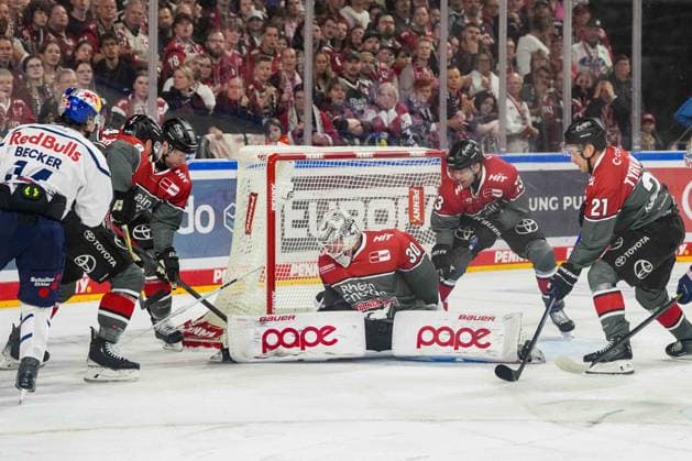 Eishockey Penny-DEL 5.Spieltag Kölner Haie - EHC Red Bull München am 02.10.2026 in der Lanxess Arena in Köln Viel Verkehr vor Janne Juvonen ( Köln ), mitte Gemäß den Vorgaben der DEL Deutsche Eishockey Liga ist die Publikation und Weiterverwertung der Aufnahmen in elektronischen Medien und Endgeräten aller Art während des laufenden Spiels nicht zulässig.