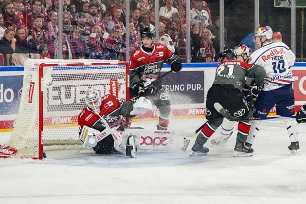 Eishockey Penny-DEL 5.Spieltag Kölner Haie - EHC Red Bull München am 02.10.2026 in der Lanxess Arena in Köln Der Schuss von Elis Hede ( München ), rechts - rutscht vom linken Pfosten ins Tor zum 1:2 Gemäß den Vorgaben der DEL Deutsche Eishockey Liga ist die Publikation und Weiterverwertung der Aufnahmen in elektronischen Medien und Endgeräten aller Art während des laufenden Spiels nicht zulässig.