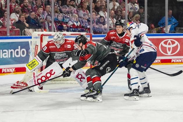 Eishockey Penny-DEL 5.Spieltag Kölner Haie - EHC Red Bull München am 02.10.2026 in der Lanxess Arena in Köln v.l.n.r. , Janne Juvonen ( Köln ), Tim Fleischer ( Köln ), Jan Luca Sennhenn ( Köln ), Jeremy McKenna ( München ) Gemäß den Vorgaben der DEL Deutsche Eishockey Liga ist die Publikation und Weiterverwertung der Aufnahmen in elektronischen Medien und Endgeräten aller Art während des laufenden Spiels nicht zulässig.