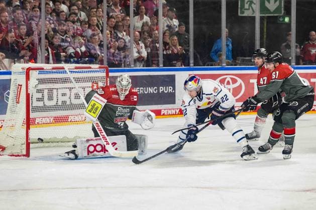 Eishockey Penny-DEL 5.Spieltag Kölner Haie - EHC Red Bull München am 02.10.2026 in der Lanxess Arena in Köln Janne Juvonen ( Köln ), links - Ville Pokka ( München ), mitte - Markus Ljungh ( Köln ), rechts Gemäß den Vorgaben der DEL Deutsche Eishockey Liga ist die Publikation und Weiterverwertung der Aufnahmen in elektronischen Medien und Endgeräten aller Art während des laufenden Spiels nicht zulässig.