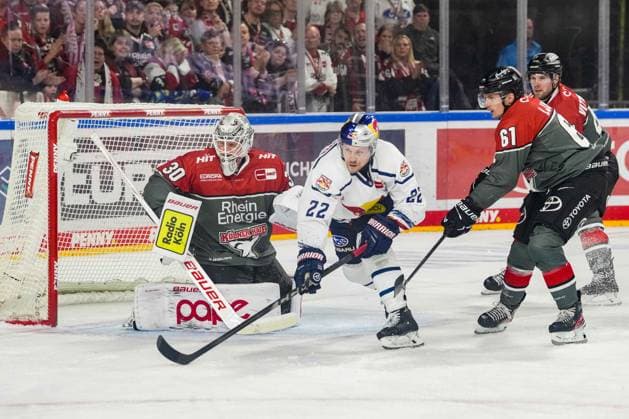 Eishockey Penny-DEL 5.Spieltag Kölner Haie - EHC Red Bull München am 02.10.2026 in der Lanxess Arena in Köln Janne Juvonen ( Köln ), links - Ville Pokka ( München ), mitte - Markus Ljungh ( Köln ), rechts Gemäß den Vorgaben der DEL Deutsche Eishockey Liga ist die Publikation und Weiterverwertung der Aufnahmen in elektronischen Medien und Endgeräten aller Art während des laufenden Spiels nicht zulässig.