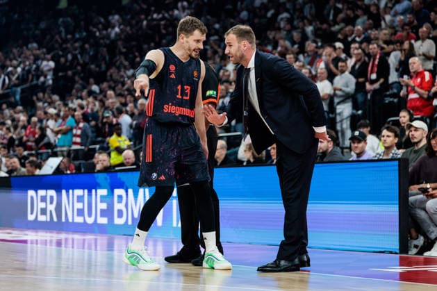 MUNICH, GERMANY - OCTOBER 02: Andreas Andi Obst (FC Bayern Muenchen, 13) talking to Anton Gavel (Headcoach FC Bayern Muenchen) during the Turkish Airlines EuroLeague match between FC Bayern Muenchen vs. Partizan Mozzart Bet Belgrade at SAP Garden on round 3 of Turkish Airlines EuroLeague on October 02, 2026 in Munich, Germany. Bavaria Germany Copyright: xSteffiexWunderlx