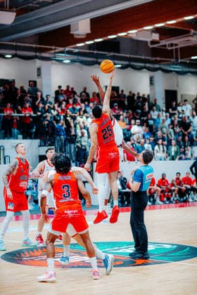 BB-2BL SBB Boerde Baskets - Giessen 46ers Sprungball Viktor Kovacevic (GIESSEN 46ers) und Kyndahl Hill (SBB Boerde Baskets) waehrend der Saison 2026-2027 in der 2. Barmer Basketball Bundesliga Pro A am 2. Spieltag SBB Baskets und Giessen 46ers in der Wolfgang-Lakenmacher-Halle am 2. October 2026 in Magdeburg, Sachsen Anhalt, Deutschland