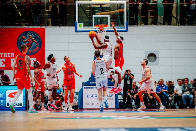 BB-2BL SBB Boerde Baskets - Giessen 46ers Christopher Carter (GIESSEN 46ers), Kyndahl Hill (SBB Boerde Baskets) waehrend der Saison 2026-2027 in der 2. Barmer Basketball Bundesliga Pro A am 2. Spieltag SBB Baskets und Giessen 46ers in der Wolfgang-Lakenmacher-Halle am 2. October 2026 in Magdeburg, Sachsen Anhalt, Deutschland