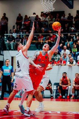 BB-2BL SBB Boerde Baskets - Giessen 46ers Robin Benzing (GIESSEN 46ers) mit Brock Boone Gardner (SBB Boerde Baskets) waehrend der Saison 2026-2027 in der 2. Barmer Basketball Bundesliga Pro A am 2. Spieltag SBB Baskets und Giessen 46ers in der Wolfgang-Lakenmacher-Halle am 2. October 2026 in Magdeburg, Sachsen Anhalt, Deutschland