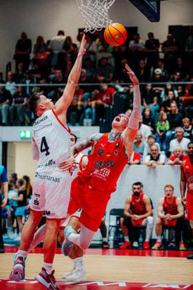 BB-2BL SBB Boerde Baskets - Giessen 46ers Robin Benzing (GIESSEN 46ers) mit Brock Boone Gardner (SBB Boerde Baskets) waehrend der Saison 2026-2027 in der 2. Barmer Basketball Bundesliga Pro A am 2. Spieltag SBB Baskets und Giessen 46ers in der Wolfgang-Lakenmacher-Halle am 2. October 2026 in Magdeburg, Sachsen Anhalt, Deutschland