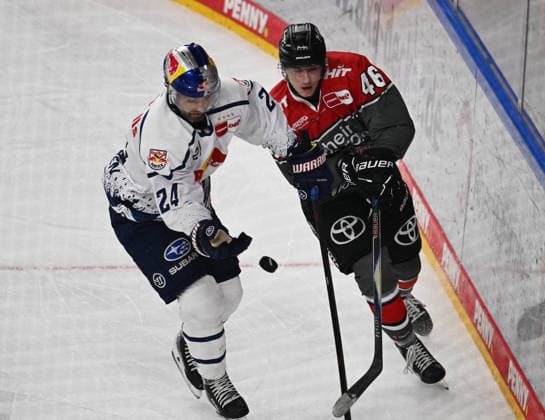 0210.2026, xophax, KEC , Eishockey , Haie. Lanxess Arena : Kölner Haie gegen EHC red Bull München. Ryan Murphy , links ( München ) und Kevin Niedenz , rechts ( KEC ) Köln Cologne