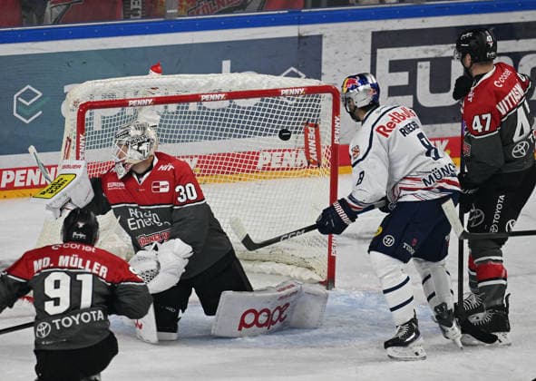 0210.2026, xophax, KEC , Eishockey , Haie. Lanxess Arena : Kölner Haie gegen EHC red Bull München. Tor für München . V.l.n.rechts : Moritz Müller , Torwart Janne Juvonen ( beide KEC ) , Tobias Rieder ( München ) und Veli - Matti Vittasmäki ( KEC ) Köln Cologne