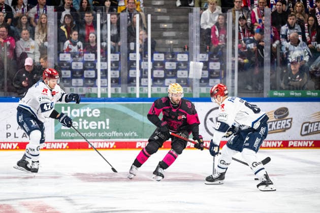 Alexander Karachun (47, Schwenninger Wild Wings, SWW ) Kyle Platzer (88, Schwenninger Wild Wings, SWW ) Evan Barratt (10, Nuernberg Ice Tigers, NIT ), Nuernberg Ice Tigers vs. Schwenninger Wild Wings, Eishockey, Penny DEL, 5. Spieltag, 02.10.2026, Nuernberg Ice Tigers vs. Schwenninger Wild Wings, Eishockey, Penny DEL, 5. Spieltag, 02.10.2026 Copyright: xEibner-Pressefoto ThomasxHahnx EP_NIT