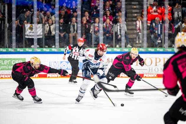 Greg Meireles (43, Nuernberg Ice Tigers, NIT ) Mirko Höfflin Hoefflin (10, Schwenninger Wild Wings, SWW ) Austin Magera (19, Nuernberg Ice Tigers, NIT ), Nuernberg Ice Tigers vs. Schwenninger Wild Wings, Eishockey, Penny DEL, 5. Spieltag, 02.10.2026, Nuernberg Ice Tigers vs. Schwenninger Wild Wings, Eishockey, Penny DEL, 5. Spieltag, 02.10.2026 Copyright: xEibner-Pressefoto ThomasxHahnx EP_NIT