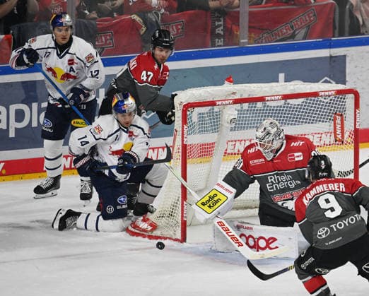 0210.2026, xophax, KEC , Eishockey , Haie. Lanxess Arena : Kölner Haie gegen EHC red Bull München. Tor für München . V.l.n.rechts : Brady Ferguson , Luis Becker ( beide München ) Veli -Matti Vittasmäki , Torwart Janne Juvonen , Maximilian Kammerer ( alle KEC ) . Köln Cologne