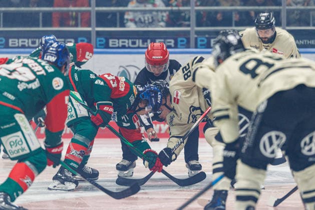 Tim Wohlgemuth (33, Augsburger Panther) und William Graber (82, Grizzlys Wolfsburg) beim Spiel zwischen Augsburger Panther v Grizzlys Wolfsburg, Eishockey, Herren, DEL, 2026 2027, 5.Spieltag am 02.10.2026 in Augsburg, Curt-Frenzel-Stadion. Bayern Deutschland