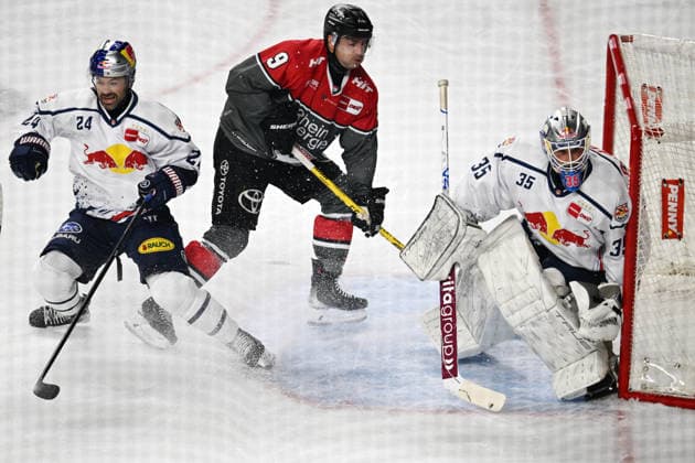 0210.2026, xophax, KEC , Eishockey , Haie. Lanxess Arena : Kölner Haie gegen EHC red Bull München. V.l.n.rechts : Ryan Murphy ( München ) , Maximillian Kammerer ( KEC ) , Torwart Matthias Niederberger ( München ) Köln Cologne