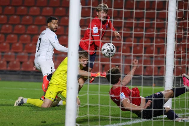 02.10.2026, Fussball, Herren, Regionalliga Bayern, Saison 2026 2027, 12. Spieltag: SpVgg Unterhaching - FC Schweinfurt 05 Von links: Jason Prodanovic (FC Schweinfurt 05, 17) erzielt das 1:0 gegen Torhüter Erion Avdija (SpVgg Unterhaching, 40) Unterhaching Uhlsport-Park Unterhaching Bayern Deutschland
