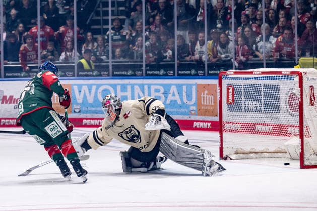 Kyle Mayhew (Augsburger Panther, 27) bei seinem Tor zum 2:1 gegen Dustin Strahlmeier (Torwart, Grizzlys Wolfsburg, 01) GER, Augsburger Panther vs. Grizzlys Wolfsburg, Eishockey, DEL, Saison 2026 2027, 4. Spieltag, 02.10.2026. Foto: HMB Media Heike Feiner Copyright: HMBxMedia HeikexFeiner