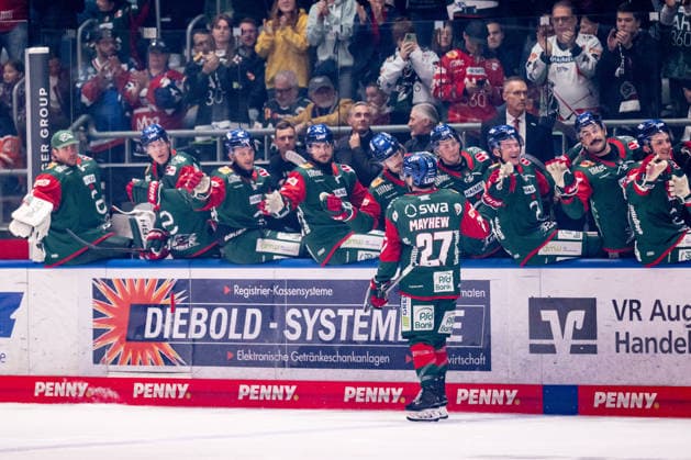 Kyle Mayhew (Augsburger Panther, 27) beim Abklatschen an der Bank nach seinem Tor zum 2:1 GER, Augsburger Panther vs. Grizzlys Wolfsburg, Eishockey, DEL, Saison 2026 2027, 4. Spieltag, 02.10.2026. Foto: HMB Media Heike Feiner Copyright: HMBxMedia HeikexFeiner