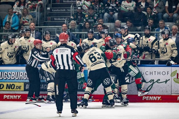 Meinungsverschiedenheiten zwischen beiden Teams vor der Wolfsburger Bank GER, Augsburger Panther vs. Grizzlys Wolfsburg, Eishockey, DEL, Saison 2026 2027, 4. Spieltag, 02.10.2026. Foto: HMB Media Heike Feiner Copyright: HMBxMedia HeikexFeiner