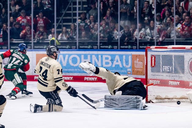 Les Lancester (Grizzlys Wolfsburg, 74) und Dustin Strahlmeier (Torwart, Grizzlys Wolfsburg, 01) muessen hier einen Shorthander durch Donald D.J. Busdeker (Augsburger Panther, 14) zum Tor zum 3:1 hinnehmen GER, Augsburger Panther vs. Grizzlys Wolfsburg, Eishockey, DEL, Saison 2026 2027, 4. Spieltag, 02.10.2026. Foto: HMB Media Heike Feiner Copyright: HMBxMedia HeikexFeiner