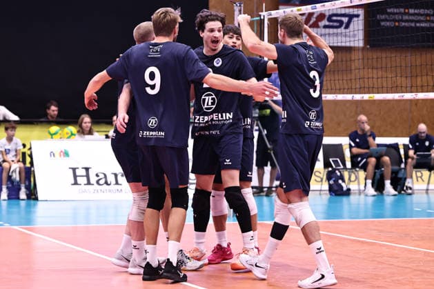 VOLLEYBALL - Coppa Pallavolo Senza Confini HARTBERG,AUSTRIA,02.OCT.26 - VOLLEYBALL - Coppa Pallavolo Senza Confini, VfB Friedrichshafen vs Verona Volley. Image shows the rejoicing of Friedrichshafen.  GEPAxpictures xChrisxBauer