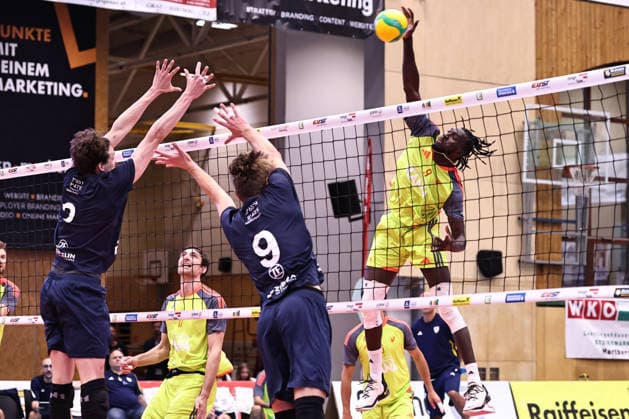 VOLLEYBALL - Coppa Pallavolo Senza Confini HARTBERG,AUSTRIA,02.OCT.26 - VOLLEYBALL - Coppa Pallavolo Senza Confini, VfB Friedrichshafen vs Verona Volley. Image shows Gustavo Maciel, Pierre Toledo (Friedrichshafen) and Noumory Keita (Verona).  GEPAxpictures xChrisxBauer