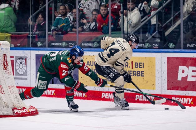 Kampf um den Puck Zweikampf zwischen Jimmy Lambert (Augsburger Panther, 23) und Les Lancester (Grizzlys Wolfsburg, 74) GER, Augsburger Panther vs. Grizzlys Wolfsburg, Eishockey, DEL, Saison 2026 2027, 4. Spieltag, 02.10.2026. Foto: HMB Media Heike Feiner Copyright: HMBxMedia HeikexFeiner