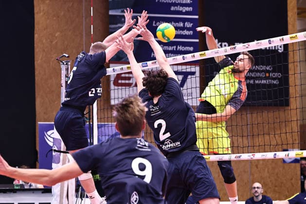 VOLLEYBALL - Coppa Pallavolo Senza Confini HARTBERG,AUSTRIA,02.OCT.26 - VOLLEYBALL - Coppa Pallavolo Senza Confini, VfB Friedrichshafen vs Verona Volley. Image shows Sam Flowerday, Gustavo Maciel (Friedrichshafen) and Paul Buchegger (Verona).  GEPAxpictures xChrisxBauer