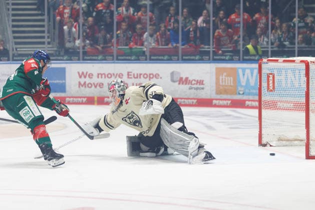 Kyle Mayhew (27, Augsburger Panther) und Dustin Strahlmeier (1, Grizzlys Wolfsburg) Tor zum 2 : 1 beim Spiel zwischen Augsburger Panther v Grizzlys Wolfsburg, Eishockey, Herren, DEL, 2026 2027, 5.Spieltag am 02.10.2026 in Augsburg, Curt-Frenzel-Stadion. Bayern Deutschland