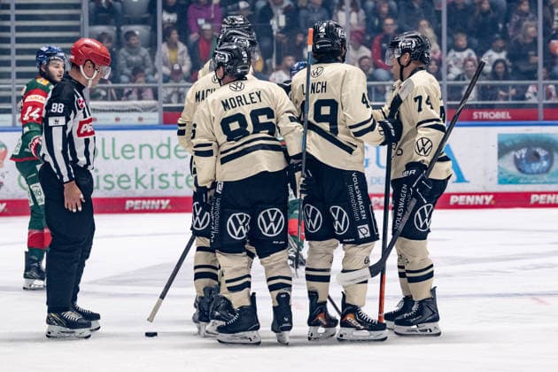 Die Wolfsburger bejubeln mit Spencer Machacek (Grizzlys Wolfsburg, 93) dessen Tor zum 1:1 - Ausgleich GER, Augsburger Panther vs. Grizzlys Wolfsburg, Eishockey, DEL, Saison 2026 2027, 4. Spieltag, 02.10.2026. Foto: HMB Media Franz Feiner Copyright: HMBxMedia FranzxFeiner