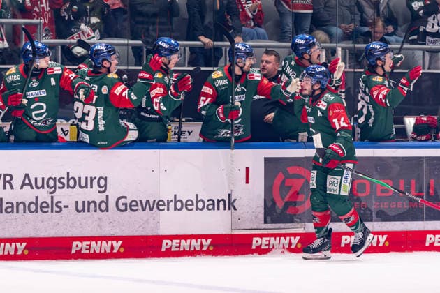 Donald D.J. Busdeker (Augsburger Panther, 14) beim Abklatschen an der Bank nach seinem Tor zum 3:1 GER, Augsburger Panther vs. Grizzlys Wolfsburg, Eishockey, DEL, Saison 2026 2027, 4. Spieltag, 02.10.2026. Foto: HMB Media Franz Feiner Copyright: HMBxMedia FranzxFeiner