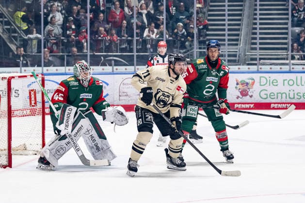 Ryan Button (Augsburger Panther, 55) verteidigt gegen Justin Feser (Grizzlys Wolfsburg, 71) vor dem Tor von Tobias Ancicka (Torwart, Augsburger Panther, 45) GER, Augsburger Panther vs. Grizzlys Wolfsburg, Eishockey, DEL, Saison 2026 2027, 4. Spieltag, 02.10.2026. Foto: HMB Media Franz Feiner Copyright: HMBxMedia FranzxFeiner