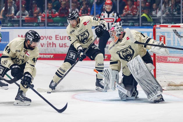 Madison Bowey (22, Grizzlys Wolfsburg) und Dustin Strahlmeier (1, Grizzlys Wolfsburg) mit Julian Melchiori (44, Grizzlys Wolfsburg) beim Spiel zwischen Augsburger Panther v Grizzlys Wolfsburg, Eishockey, Herren, DEL, 2026 2027, 5.Spieltag am 02.10.2026 in Augsburg, Curt-Frenzel-Stadion. Bayern Deutschland