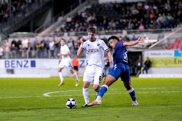 v.li.: Niklas Tarnat (SVS, 6), Nassim El Ouarti (FCK, 33), Zweikampf, Spielszene, Duell, duel, tackle, tackling, Dynamik, Action, Aktion, Foul, Foulspiel, beim Foulen zum Elfmeter, 02.10.2026, Sandhausen (Deutschland), Fussball, Regionalliga Südwest, SV Sandhausen - 1. FC Kaiserslautern II