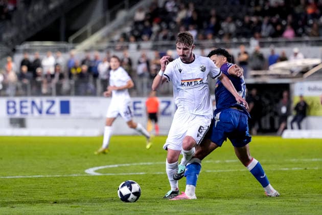 v.li.: Niklas Tarnat (SVS, 6), Nassim El Ouarti (FCK, 33), Zweikampf, Spielszene, Duell, duel, tackle, tackling, Dynamik, Action, Aktion, Foul, Foulspiel, beim Foulen zum Elfmeter, 02.10.2026, Sandhausen (Deutschland), Fussball, Regionalliga Südwest, SV Sandhausen - 1. FC Kaiserslautern II