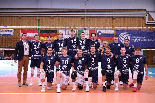 VOLLEYBALL - Coppa Pallavolo Senza Confini HARTBERG,AUSTRIA,02.OCT.26 - VOLLEYBALL - Coppa Pallavolo Senza Confini, VfB Friedrichshafen vs Verona Volley. Image shows team of Friedrichshafen.  GEPAxpictures xChrisxBauer