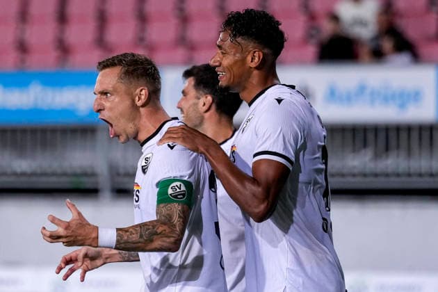 v.li.: Torschütze Marco Kehl-Gomez (SVS, 33, Kapitän), Yannick Osee (SVS, 13), Spieler vom SV Sandhausen (SVS), jubeln über das Tor zum 1:0, Jubel, Torjubel, Torerfolg, celebrate the goal, goal, celebration, jubelt ueber das Tor, Freuen, Freude, freut sich, optimistisch, positiv, Spielszene, Highlight, Action, Aktion, 02.10.2026, Sandhausen (Deutschland), Fussball, Regionalliga Südwest, SV Sandhausen - 1. FC Kaiserslautern II