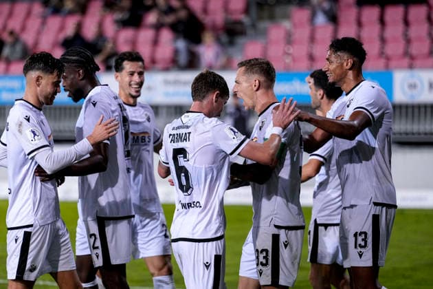 Spieler vom SV Sandhausen (SVS), jubeln über das Tor zum 1:0, Jubel, Torjubel, Torerfolg, celebrate the goal, goal, celebration, jubelt ueber das Tor, Freuen, Freude, freut sich, optimistisch, positiv, Spielszene, Highlight, Action, Aktion, 02.10.2026, Sandhausen (Deutschland), Fussball, Regionalliga Südwest, SV Sandhausen - 1. FC Kaiserslautern II