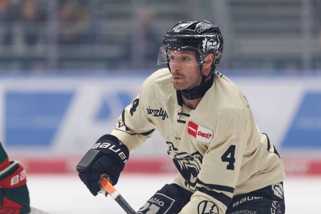 Keaton Thompson (4, Grizzlys Wolfsburg) beim Spiel zwischen Augsburger Panther v Grizzlys Wolfsburg, Eishockey, Herren, DEL, 2026 2027, 5.Spieltag am 02.10.2026 in Augsburg, Curt-Frenzel-Stadion. Bayern Deutschland