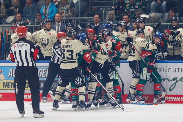 Team (Augsburger Panther) und Team (Grizzlys Wolfsburg) beim Spiel zwischen Augsburger Panther v Grizzlys Wolfsburg, Eishockey, Herren, DEL, 2026 2027, 5.Spieltag am 02.10.2026 in Augsburg, Curt-Frenzel-Stadion. Bayern Deutschland