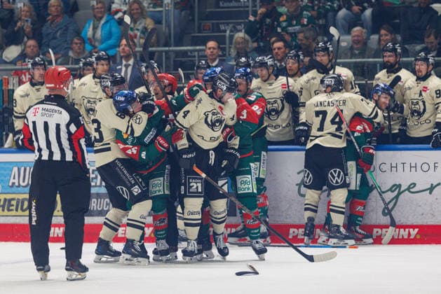Team (Augsburger Panther) und Team (Grizzlys Wolfsburg) beim Spiel zwischen Augsburger Panther v Grizzlys Wolfsburg, Eishockey, Herren, DEL, 2026 2027, 5.Spieltag am 02.10.2026 in Augsburg, Curt-Frenzel-Stadion. Bayern Deutschland