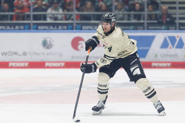 Keaton Thompson (4, Grizzlys Wolfsburg) beim Spiel zwischen Augsburger Panther v Grizzlys Wolfsburg, Eishockey, Herren, DEL, 2026 2027, 5.Spieltag am 02.10.2026 in Augsburg, Curt-Frenzel-Stadion. Bayern Deutschland