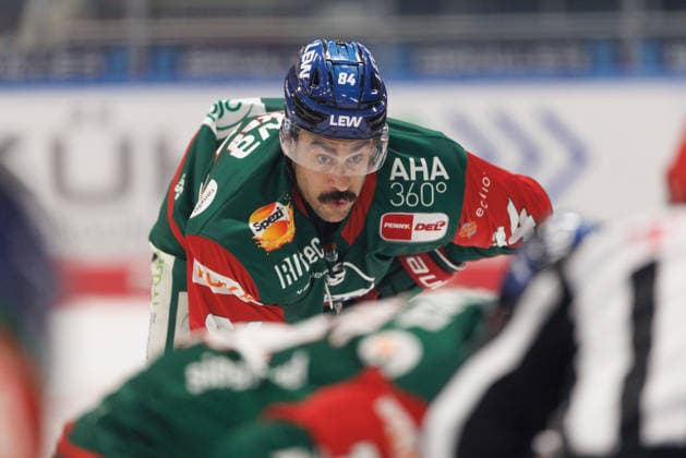 Trevor Parkes (84, Augsburger Panther) beim Spiel zwischen Augsburger Panther v Grizzlys Wolfsburg, Eishockey, Herren, DEL, 2026 2027, 5.Spieltag am 02.10.2026 in Augsburg, Curt-Frenzel-Stadion. Bayern Deutschland