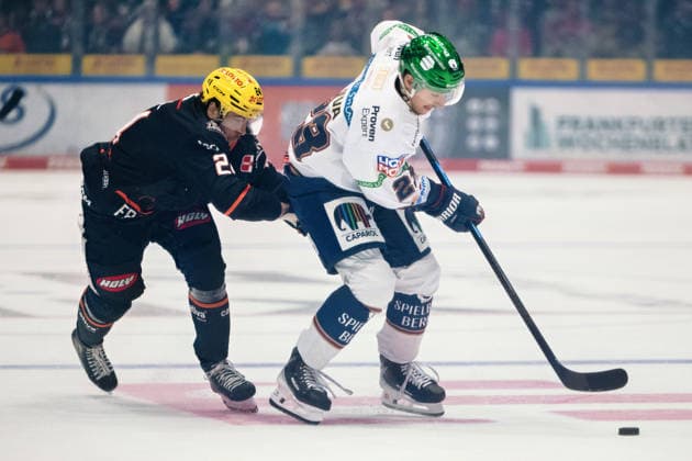 Philipp Bidoul (Loewen Frankfurt, 24), Rihards Griva (Eisbaeren Berlin, 23) GER, Loewen Frankfurt vs. Eisbaeren Berlin, Eishockey, PENNY DEL, 5. Spieltag, Spielzeit 2026 2027, 02.10.2026 GER, Loewen Frankfurt vs. Eisbaeren Berlin, Eishockey, PENNY DEL, 5. Spieltag, Spielzeit 2026 2027, 02.10.2026 Frankfurt am Main Copyright: xEibner-Pressefoto AttilaxZigax EP_AZA