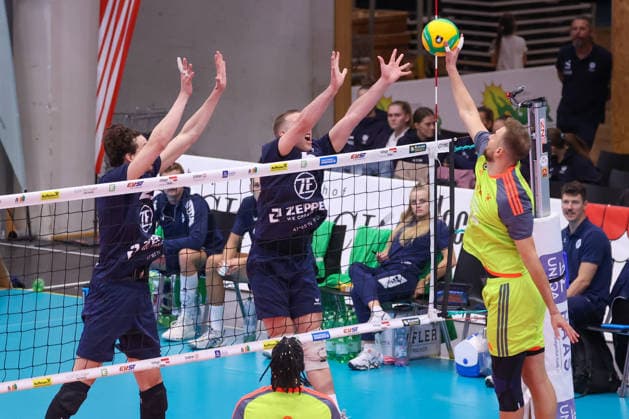 VOLLEYBALL - Coppa Pallavolo Senza Confini HARTBERG,AUSTRIA,02.OCT.26 - VOLLEYBALL - Coppa Pallavolo Senza Confini, VfB Friedrichshafen vs Verona Volley. Image shows Stefan Kokeza, Sam Flowerday (Friedrichshafen) and Paul Buchegger (Verona).  GEPAxpictures xChrisxBauer