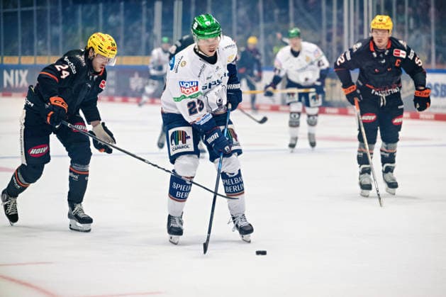 Philipp Bidoul (Loewen Frankfurt, 24), Rihards Griva (Eisbaeren Berlin, 23) GER, Loewen Frankfurt vs. Eisbaeren Berlin, Eishockey, PENNY DEL, 5. Spieltag, Spielzeit 2026 2027, 02.10.2026 GER, Loewen Frankfurt vs. Eisbaeren Berlin, Eishockey, PENNY DEL, 5. Spieltag, Spielzeit 2026 2027, 02.10.2026 Frankfurt am Main Copyright: xEibner-Pressefoto AttilaxZigax EP_AZA