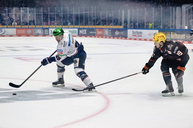 Frederik Tiffels (Eisbaeren Berlin, 95), Robin Van Calster (Loewen Frankfurt, 19) GER, Loewen Frankfurt vs. Eisbaeren Berlin, Eishockey, PENNY DEL, 5. Spieltag, Spielzeit 2026 2027, 02.10.2026 GER, Loewen Frankfurt vs. Eisbaeren Berlin, Eishockey, PENNY DEL, 5. Spieltag, Spielzeit 2026 2027, 02.10.2026 Frankfurt am Main Copyright: xEibner-Pressefoto AttilaxZigax EP_AZA