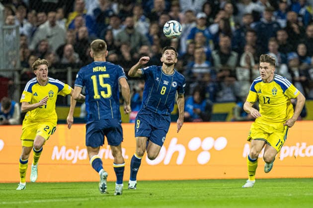261002 Armin Gigovic of Bosnia and Herzegovina and Alexander Bernhardsson and Viktor Gyökeres of Sweden during the Nations League football match between Bosnia and Herzegovina and Sweden on October 2, 2026 in Zenica. Photo: Ludvig Thunman BILDBYRAN kod LT LT0823 fotboll football soccer fotball nations league uefa nations league bosnia and herzegovina sverige sweden sverige a bbeng Copyright: LUDVIGxTHUNMAN BB261002LT068