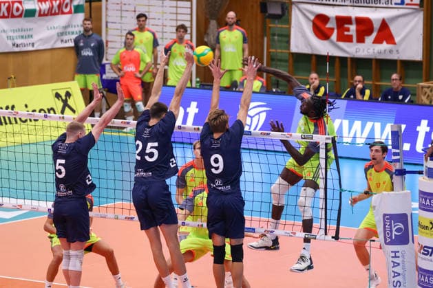 VOLLEYBALL - Coppa Pallavolo Senza Confini HARTBERG,AUSTRIA,02.OCT.26 - VOLLEYBALL - Coppa Pallavolo Senza Confini, VfB Friedrichshafen vs Verona Volley. Image shows Sam Flowerday, Stefan Kokeza, Pierre Toledo (Friedrichshafen) and Noumory Keita (Verona).  GEPAxpictures xChrisxBauer